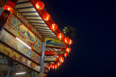 公共的华人庙宇，在夜晚的场景，灯笼