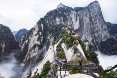 华山。中国最高的五座圣山, 被称为 西山, 以陡峭的小路、令人叹为观止的悬崖、狭窄的通道和壮观的风景而闻名