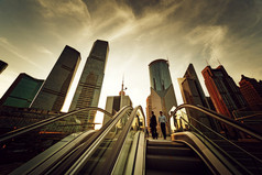 自动扶梯在上海陆家嘴金融中心，中国