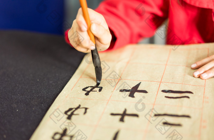 中国的孩子学会写汉字书法是中国的传统文化图片-包图网企业站