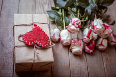 情人节那天和一束玫瑰花的礼物。手工制作