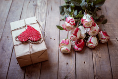 情人节那天和一束玫瑰花的礼物。手工制作