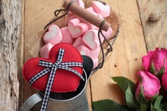 心和粉红色棉花糖情人节的玫瑰花.