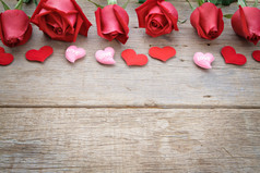 红色和粉色的心木的玫瑰花。情人节那天，周年纪念等背景.