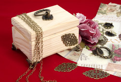 制作的剪纸珠宝盒-工具和红色天鹅绒背景材料