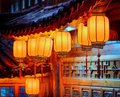 雕刻立面上中国传统灯笼的夜景