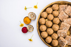 芝麻 laddu 或 tulgul 或直到 laddu 或 ladu 在黄铜板与胡尔迪瓦尔德豪森和藏红花, 印度传统节日在 1月, 印度甜食品, 印度礼仪, tilgul 蛋糕或瓦迪