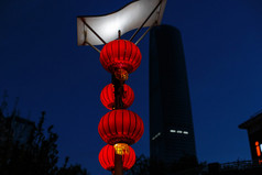 中国红灯笼在夜晚的城市.
