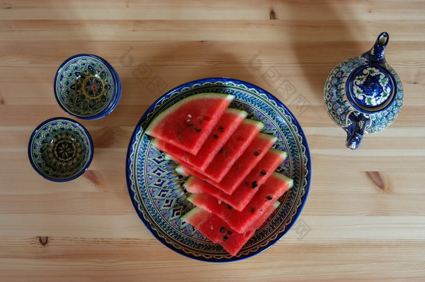 在餐厅，乌兹别克斯坦，乌兹别克斯坦撒马尔罕的托盘上的成熟红西瓜
