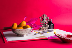 吉祥的印度作品 Shubha Labh 意味着 '善' 与 '财富'，红色会计注书 / '依巴依藏胞' 与女神拉克西米、 迪亚、 糖果和莲花和用笔用墨上拉克西米 pujan，在排灯节