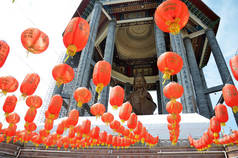 观音和中国寺庙槟城的红灯笼