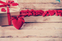 与空间的木桌上的礼品包装盒和红色心