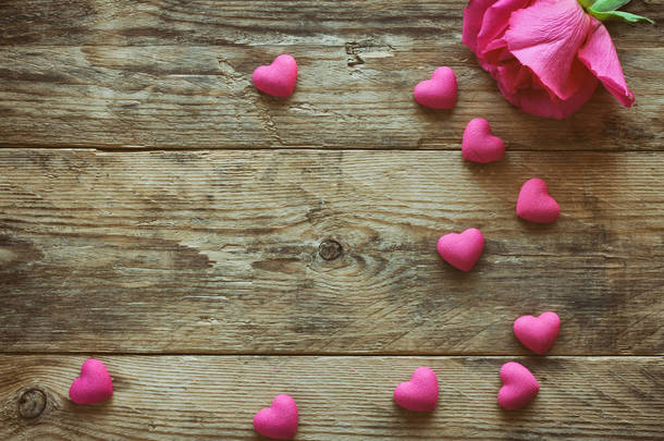 情人节那天，粉红玫瑰一枝，许多心 