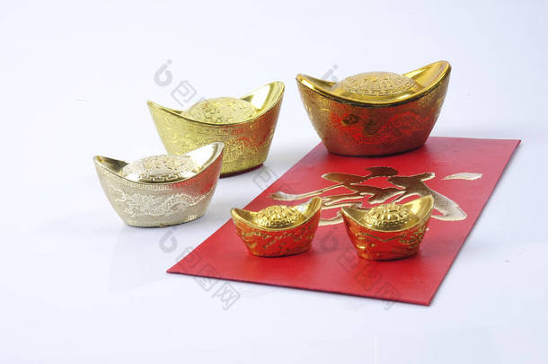 春节装饰、红包、金锭。汉字<strong>意味</strong>着运气、财富和繁荣.