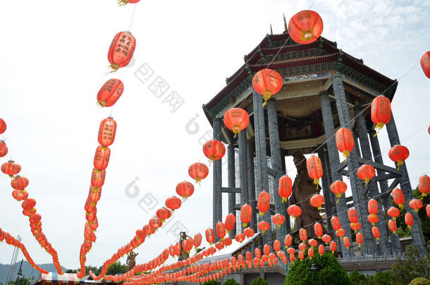 观音和中国寺庙<strong>槟城</strong>的红灯笼