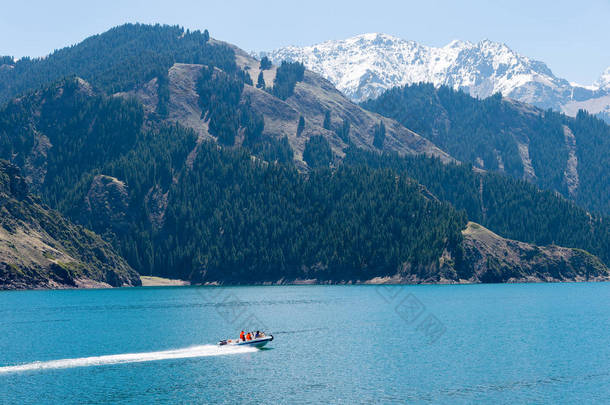 中国新疆-2015 年 5 月 9 日︰ 天堂湖的田 Shan(Tianchi)。中国新疆阜康、 昌吉市，是著名的世界遗产.