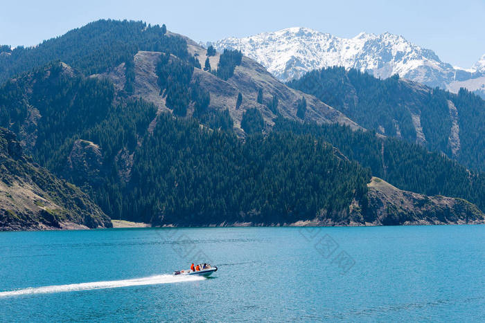 中国新疆-2015 年 5 月 9 日︰ 天堂湖的田 Shan(Tianchi)。中国新疆阜康、 昌吉市，是著名的世界遗产.