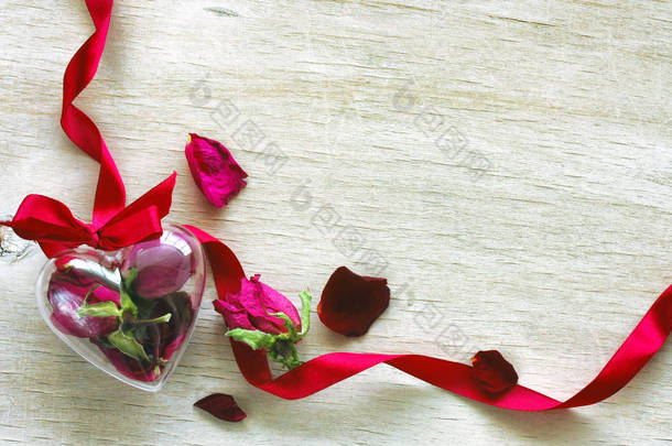 干玫瑰、 织带、 透明的心框、 花瓣