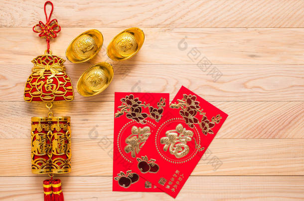 金黄色和红色中国的农历新年装饰木制背景 