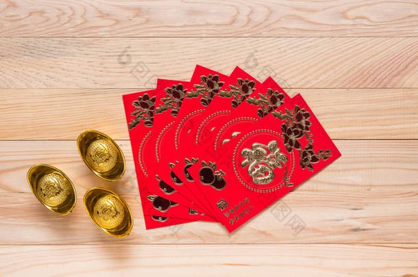 在中国新春佳节上木制中国红信封使用 