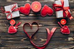 红色的心，礼品和蜡烛
