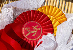 马术运动的玫瑰奖, 红色和黄色。马展、冠军比赛的丝带奖.