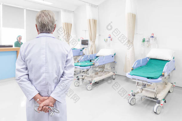 后视图高级医生看着医院的房间