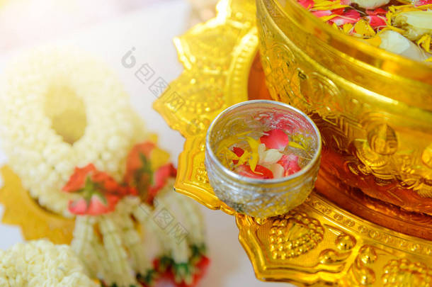 茉莉花和玫瑰的花冠，在<strong>泰国泼水节</strong>的碗中的水.