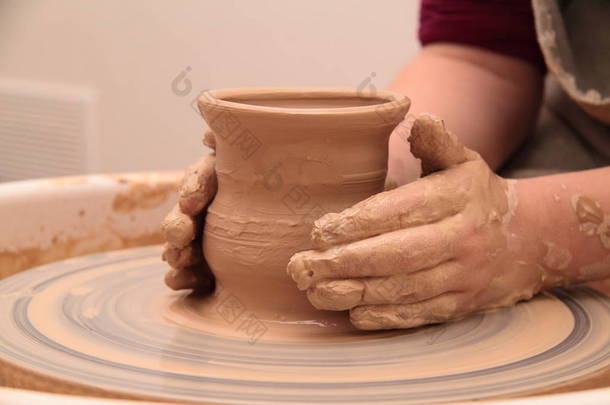 · 波特，在陶轮上创建瓦罐的手.