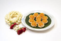 泰国甜点和花环在白色的背景