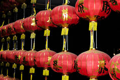 与字符祝福写在红色的中国灯笼