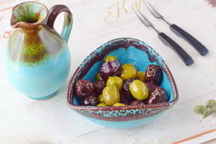 在传统的希腊碗橄榄油的绿色和黑色橄榄