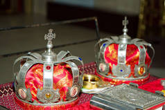 准备在东正教教堂举行的婚礼的两个冠冕.