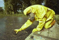 科学家在化学防护适合收集样品的严重受污染的水