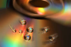 水滴在 Cd 和 dvd 彩色背景.