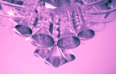美丽魅力玻璃水晶枝形吊灯特写。昂贵的 cl