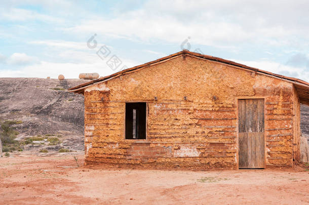 布雷兹农村贫困地区典型的泥屋