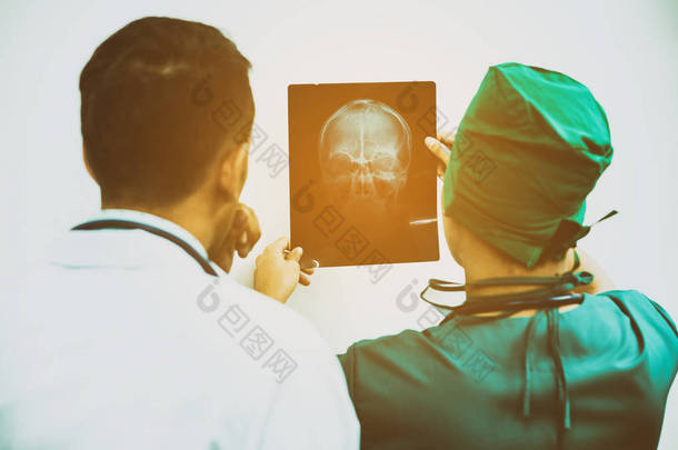 医生看病人头部的 x 光胶片