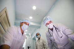 以下是医生手握医疗器械和观察病人的照片