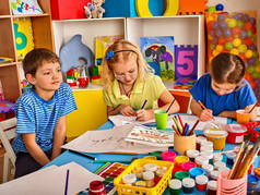 小学生儿童画在美术学校课.