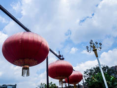 典型的红色中国的灯笼，挂外面，广州，中国
