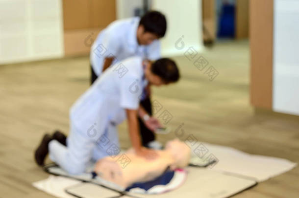 cpr 急救训练与心肺复苏假的模糊图像