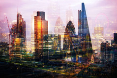 伦敦金融城的现代建筑，多重曝光的图片包括商务区的摩天大楼在日落时分。英国伦敦