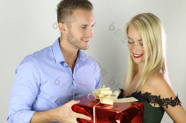 英俊的年轻男子送礼物给他可爱的女朋友