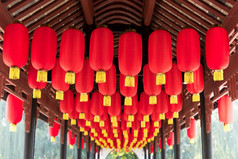 中国桥廊悬挂的大红灯笼