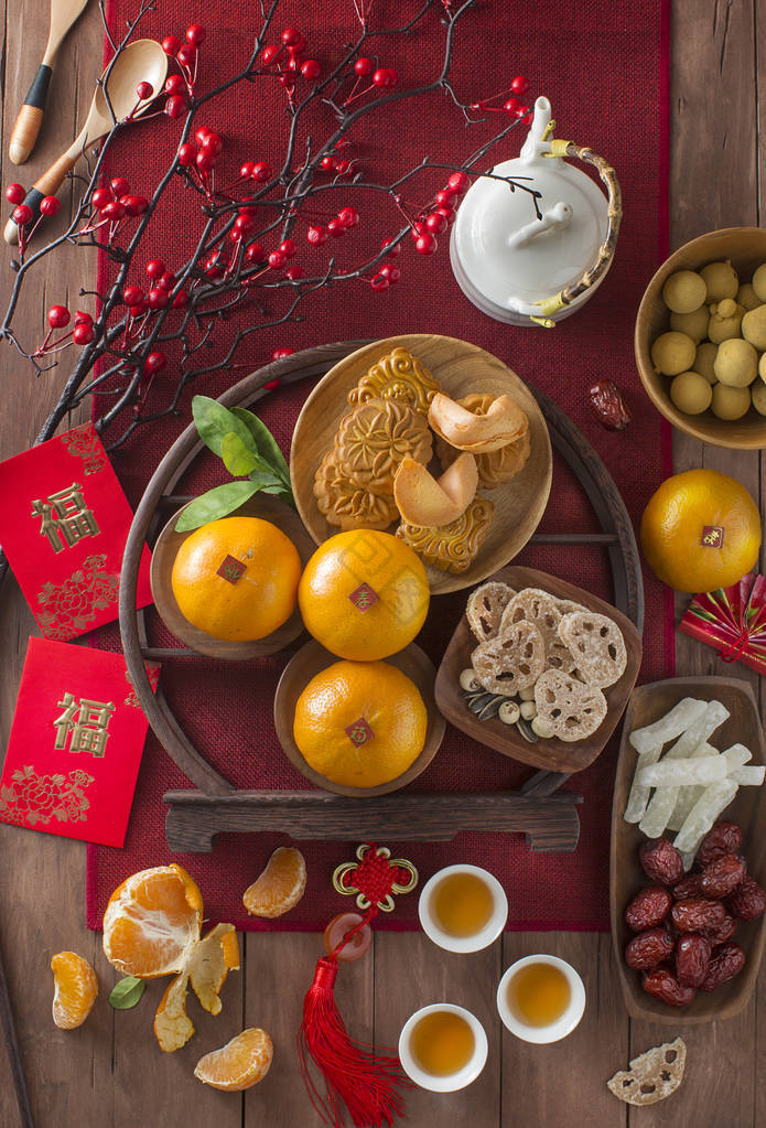 平放中国新年食品和饮料在桌上图片-包图网企业站