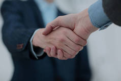 商人握手与他的伴侣签订协议