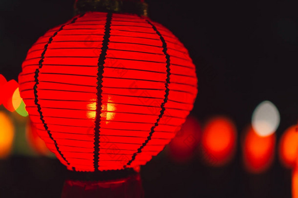 中国纸灯红颜色挂在晚上