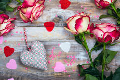 玫瑰和心的木制背景。情人节或母亲节贺卡
