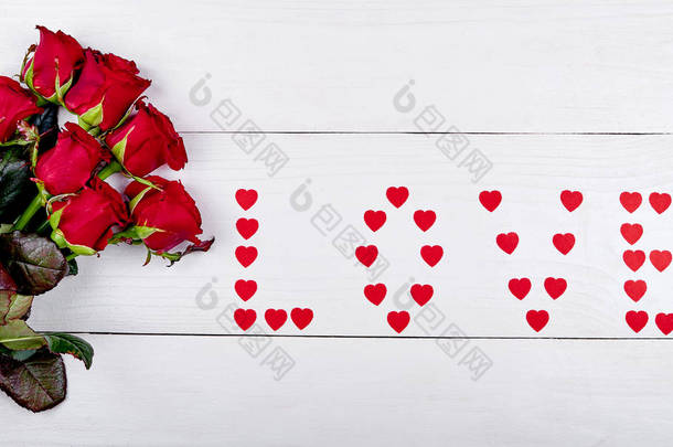 红玫瑰的花束和签名的爱由纸心在白色的背景, 复制空间。情人节、妇女节、<strong>母亲节</strong>的<strong>贺卡</strong>。爱, 婚礼概念, 平躺, 顶视图 